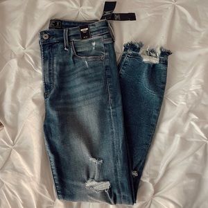 NWT Abercrombie & Fitch Distressed Skinny Ankle Jeans
